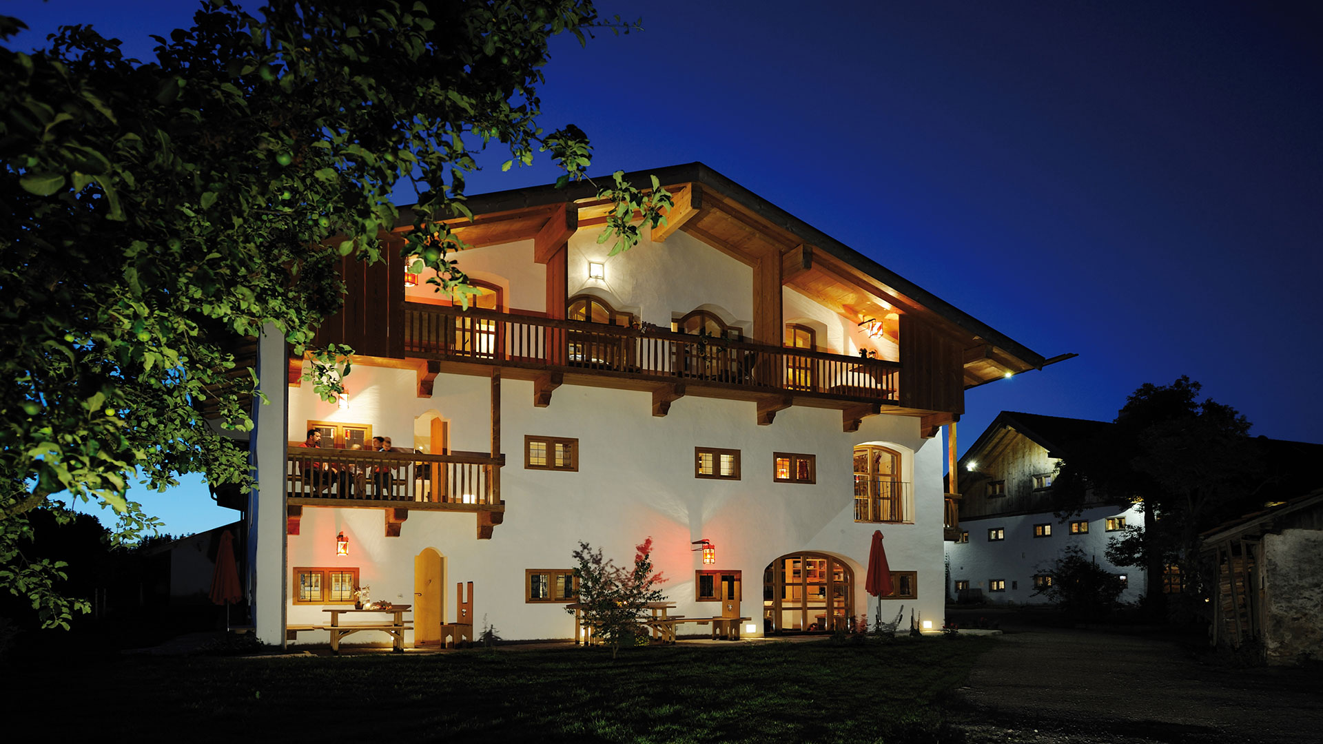 02_hagerhof-chiemsee_header-haus-nacht