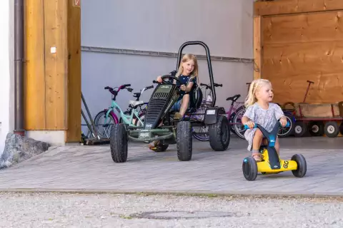 05_hagerhof-chiemsee_kinderspielplatz_kettcar