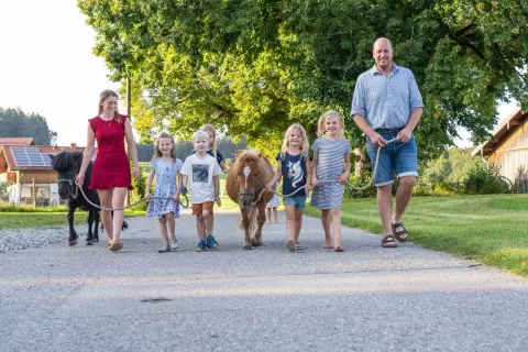 12_hagerhof-chiemsee-bauernhof_erleben-pony