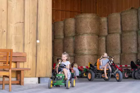 06_hagerhof-chiemsee_familie_spielscheune