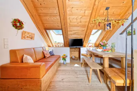 04_hagerhof-chiemsee_ferienwohnung_spinnstube-wohn-essbereich