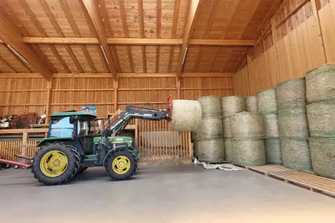 06_hagerhof-chiemsee_traktor-scheune