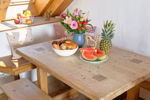 05_hagerhof-chiemsee_ferienwohnung_spinnstube-wohn-essbereich